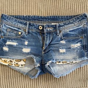 H&M Denim cut off shorts in women’s size US 6